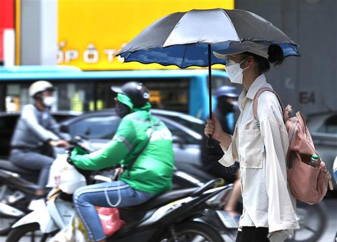 Vùng áp thấp tại Biển Đông mạnh dần lên, Bắc Bộ vẫn nắng gay gắt ảnh 1