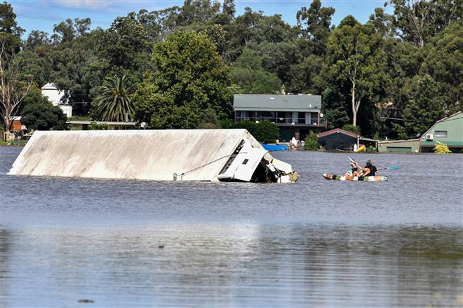Lũ lụt do ảnh hưởng La Nina tại Windsor, ngoại ô Sydney, Australia, ngày 24/3/2021. (Ảnh: AFP/TTXVN) Biến đổi khí hậu: Cảnh báo hiện tượng La Nina 3 năm liên tiếp ảnh 1