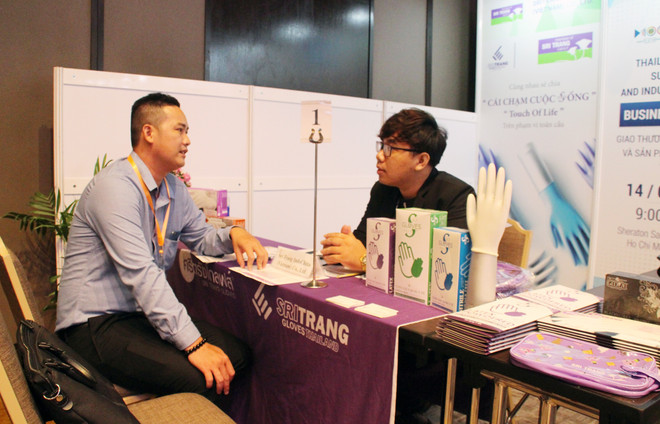 Doanh nhân Việt Nam kết nối giao thương tại gian hàng của doanh nghiệp Thái Lan. (Ảnh: Mỹ Phương/TTXVN) Thái Lan kết nối giao thương trực tuyến với doanh nghiệp Việt Nam ảnh 1