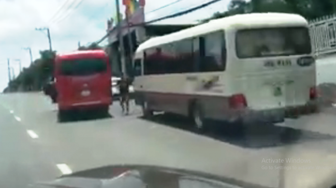 Hai xe khách chèn ép, tạt đầu nhau. (Ảnh cắt từ clip) Xử lý nghiêm 2 xe khách phóng nhanh, đánh võng, chèn ép, tạt đầu nhau ảnh 1