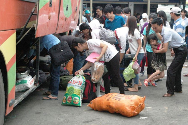 Người dân ùn ùn trở về Thủ đô sau kỳ nghỉ lễ kéo dài 4 ngày ảnh 1