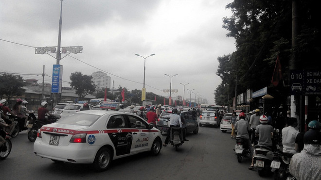 Người dân ùn ùn trở về Thủ đô sau kỳ nghỉ lễ kéo dài 4 ngày ảnh 3