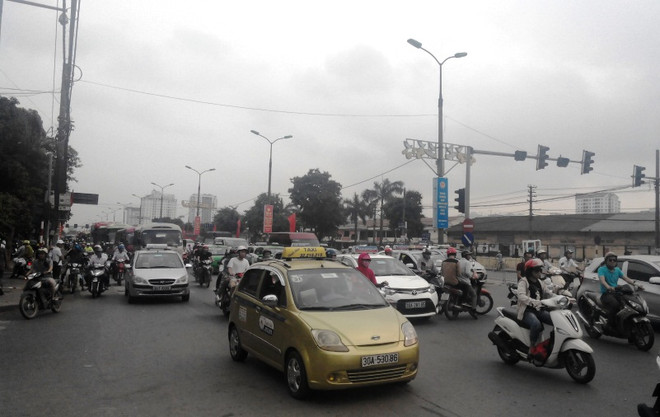 Người dân ùn ùn trở về Thủ đô sau kỳ nghỉ lễ kéo dài 4 ngày ảnh 2