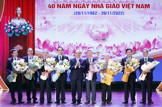 Chủ tịch nước Nguyễn Xuân Phúc chúc mừng các nhà giáo nhân dân. (Ảnh: Thống Nhất/TTXVN) Chủ tịch nước dự lễ kỷ niệm Ngày Nhà giáo tại Đại học Kinh tế Quốc dân ảnh 1