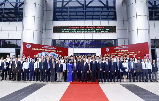 Chủ tịch nước Nguyễn Xuân Phúc với các đại biểu. (Ảnh: Thống Nhất/ TTXVN) Chủ tịch nước dự lễ kỷ niệm Ngày Nhà giáo tại Đại học Kinh tế Quốc dân ảnh 2