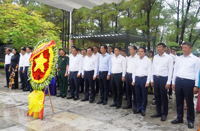 Đoàn công tác thành phố Hà Nội dâng hoa tưởng niệm tại Nghĩa trang Liệt sỹ Quốc gia Trường Sơn. (Ảnh: Nguyên Lý/TTXVN) Hà Nội và tỉnh Quảng Trị triển khai hợp tác trên nhiều lĩnh vực ảnh 3
