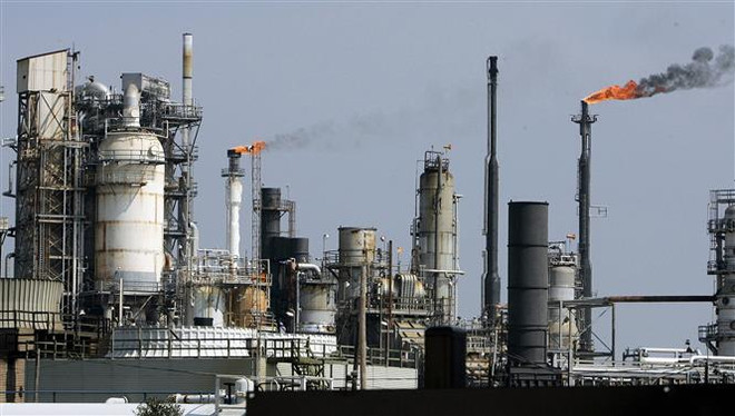 Một cơ sở lọc dầu tại Texas, Mỹ. (Ảnh: AFP/ TTXVN) Giá dầu thế giới rơi xuống mức thấp nhất trong hơn một năm ảnh 1