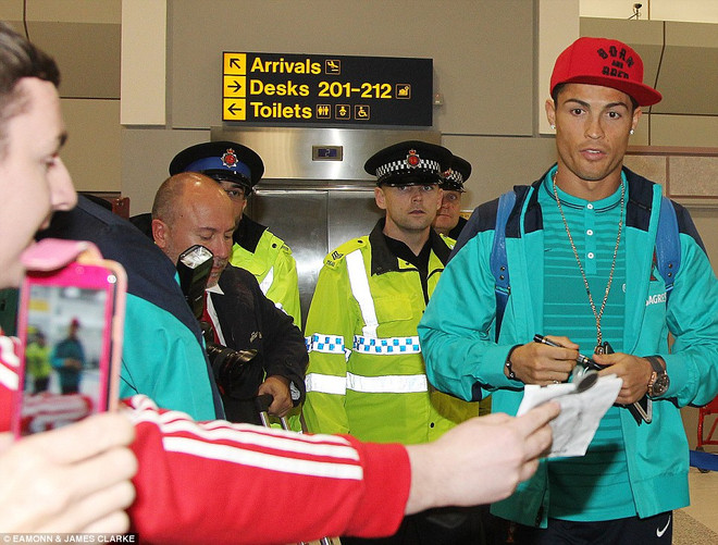 Cristiano Ronaldo và Lionel Messi hâm nóng thành Manchester ảnh 1