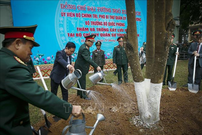 Bộ trưởng Bộ Quốc phòng Ngô Xuân Lịch cùng các đại biểu trồng cây lưu niệm trong Bộ Chỉ huy quân sự tỉnh Hòa Bình. (Ảnh: Trọng Đạt/TTXVN) Bộ trưởng Ngô Xuân Lịch: Tỉnh Hòa Bình cần tạo đột phá phát triển ảnh 2