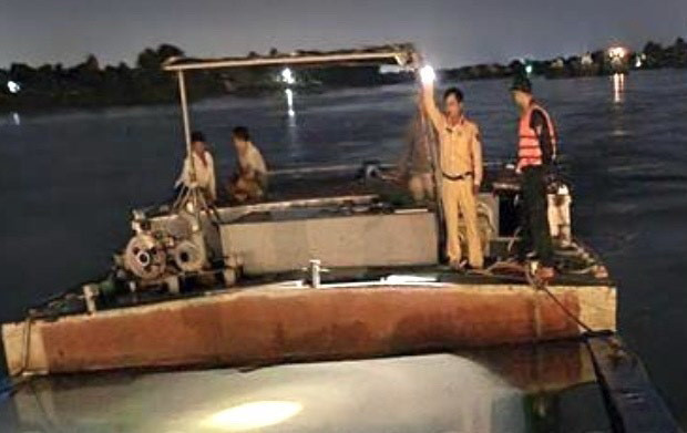 Tạm giữ phương tiện khai thác cát, khống chế đối tượng manh động ảnh 1