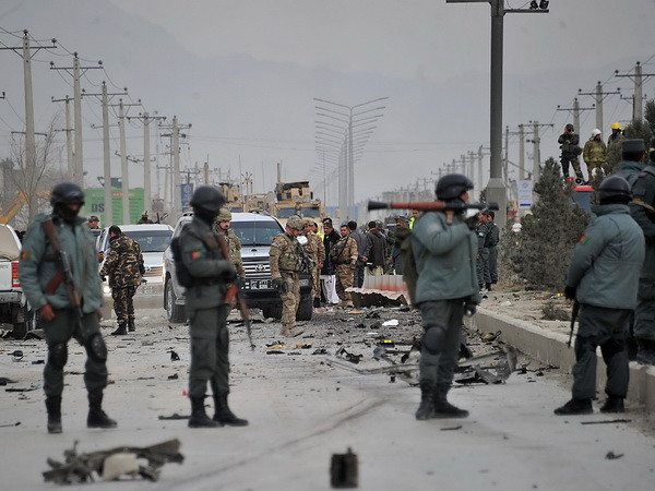 Taliban đánh bom liều chết nhằm vào đoàn xe NATO ảnh 1