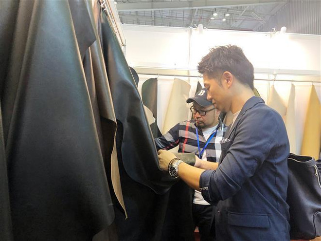 Gần 700 đơn vị tham gia chuỗi triển lãm quốc tế ngành da giày ảnh 1