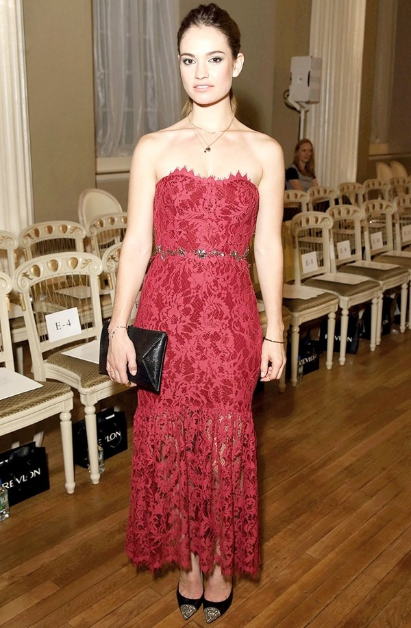 Những bộ cánh tuyệt mỹ ngoài đời của "Lọ Lem" Lily James ảnh 15