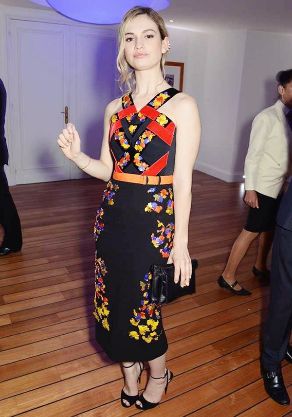 Những bộ cánh tuyệt mỹ ngoài đời của "Lọ Lem" Lily James ảnh 14