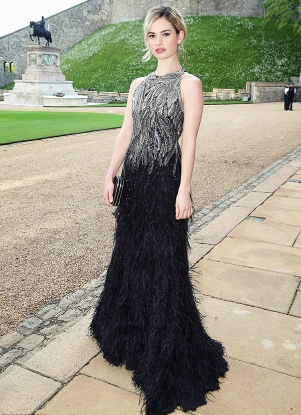 Những bộ cánh tuyệt mỹ ngoài đời của "Lọ Lem" Lily James ảnh 13