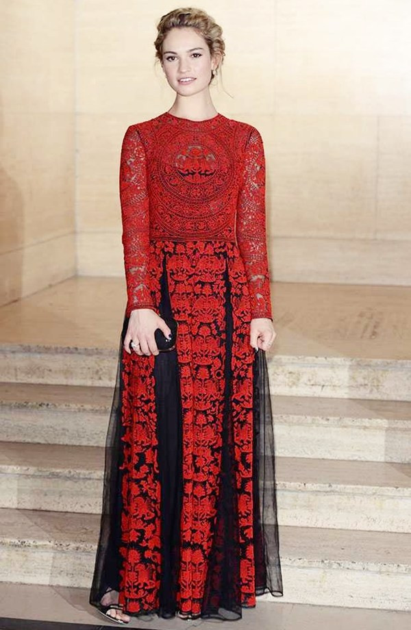 Những bộ cánh tuyệt mỹ ngoài đời của "Lọ Lem" Lily James ảnh 16