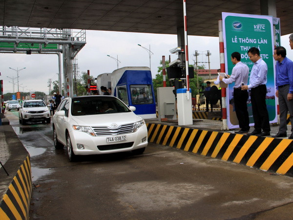 Đẩy nhanh tiến độ dán thẻ thu phí không dừng qua trạm BOT ảnh 1