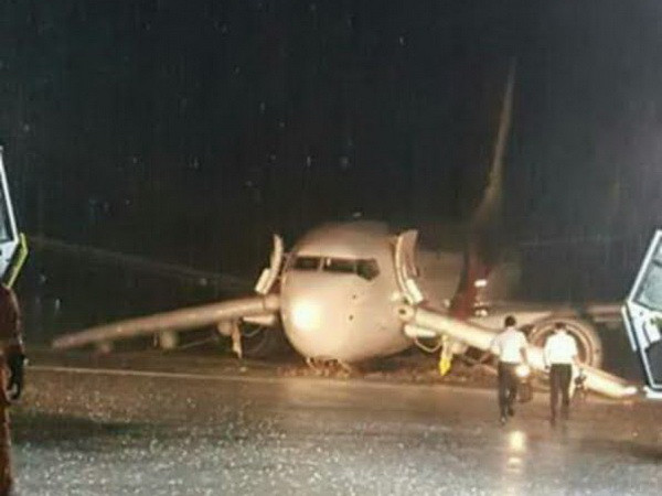 Máy bay Malaysia chở 67 khách bị trượt khỏi đường băng ảnh 1