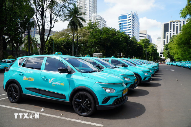 Taxi điện Xanh SM tại Indonesia.(Ảnh: Đào Trang/TTXVN) ttxvn_xanh SM (2).jpg