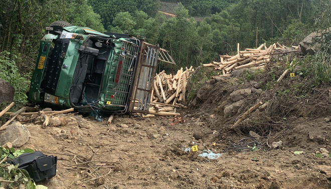 Lật xe chở gỗ keo, 6 người bị thương, trong đó có 2 thai phụ ảnh 1