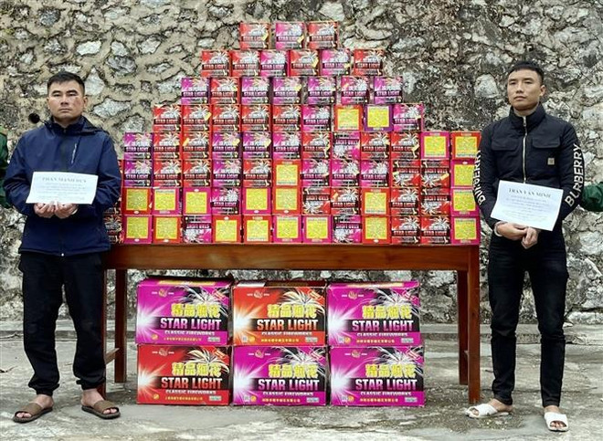 Lạng Sơn bắt giữ 2 đối tượng vận chuyển trái phép gần 200kg pháo lậu ảnh 1