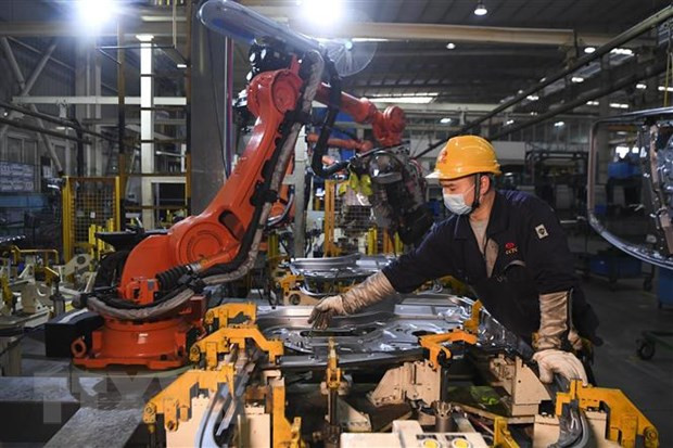 Công nhân làm việc bên trong một nhà máy ở Du Bắc, tỉnh Trùng Khánh, Trung Quốc. (Ảnh: THX/TTXVN) Những bước chuyển lớn của kinh tế Trung Quốc trong năm 2021 ảnh 1