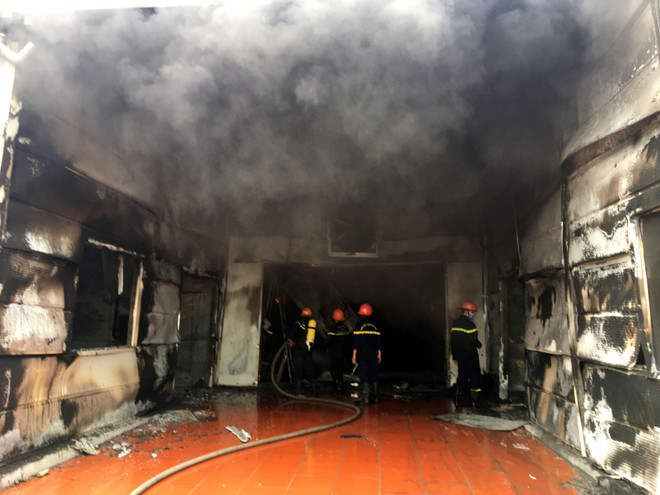 Hải Dương: Khẩn trương dập tắt cháy tại Công ty Dược phẩm Syntech ảnh 1