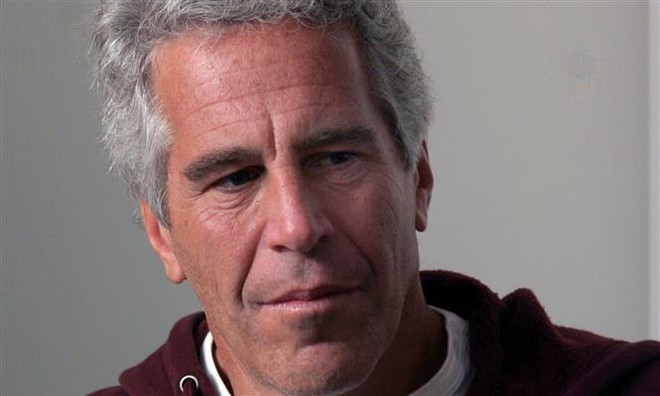 Tỷ phú Jeffrey Epstein. (Ảnh: Getty Images/TTXVN) Tỷ phú Jeffrey Epstein tự tử trong tù sau bê bối mại dâm trẻ em ảnh 1
