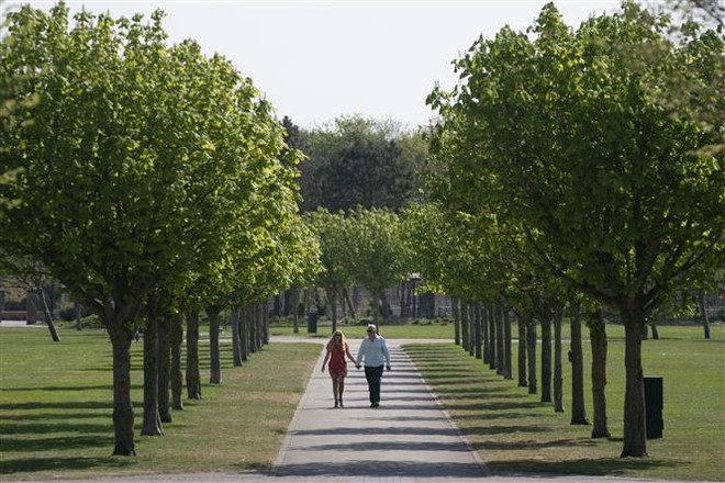 Nhiều nước châu Âu bắt đầu nới lỏng giãn cách xã hội ảnh 2