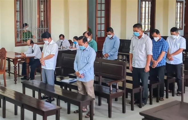 Các bị cáo tại tòa. (Ảnh: TTXVN phát) Cần Thơ: Cựu Phó Chủ tịch UBND quận Bình Thủy lĩnh án treo ảnh 1
