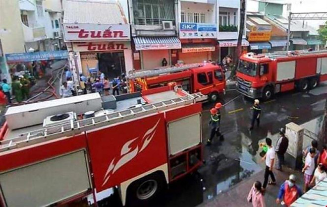 TP.HCM: Giải cứu nhiều người trong vụ cháy lớn tại nhà dân ảnh 1