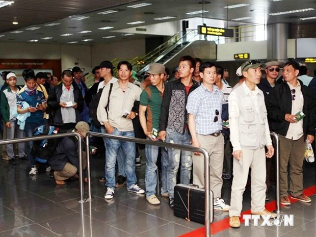Lao động từ Libya về đến sân bay Nội Bài trong chiến dịch giải cứu năm 2011. (Ảnh: TTXVN) Bảo hộ công dân ở nước ngoài: Thực thi pháp luật trên cơ sở đạo lý ảnh 1