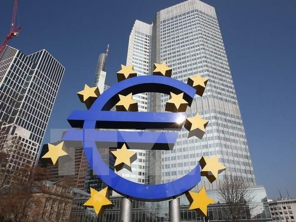 Eurozone thoát khỏi giảm phát song thách thức vẫn ở phía trước ảnh 1