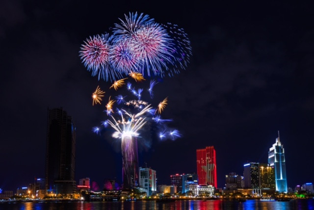 [Video] Mãn nhãn với màn bắn pháo hoa chào mừng ngày 30/4 ảnh 1