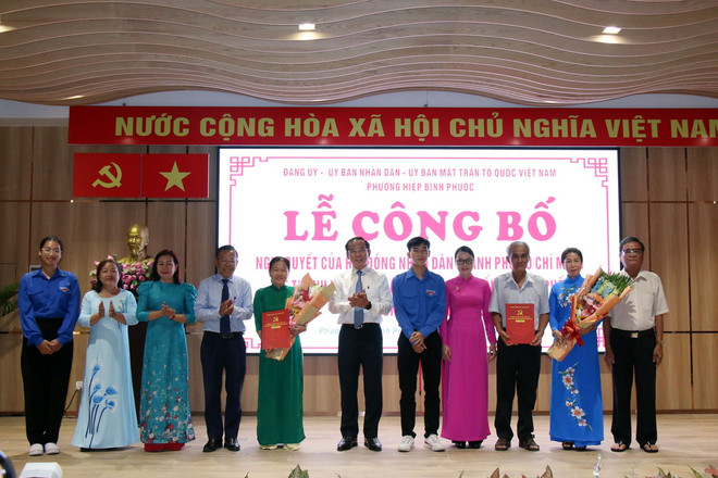 Bí thư Thành ủy Thành phố Hồ Chí Minh Nguyễn Văn Nên trao quyết định chỉ định, cử nhân sự tham gia hoạt động khu phố mới của phường Hiệp Bình Phước. (Ảnh: Tiến Lực/TTXVN) ttxvn_khu pho tphcm (1).jpg