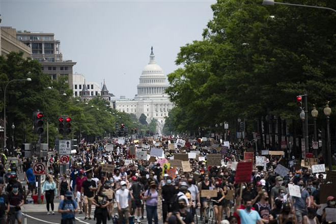 Người dân tham gia biểu tình phản đối phân biệt chủng tộc tại Washington D.C., Mỹ, ngày 6/6/2020. (Ảnh: THX/ TTXVN) Bốn bất ngờ và bốn thách thức đối với cuộc bầu cử Mỹ 2020 ảnh 2