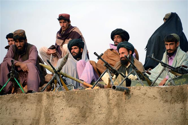Các tay súng Taliban tại tỉnh Farah, Afghanistan. (Ảnh: AFP/ TTXVN) Lực lượng an ninh Afghanistan chặn đứng cuộc tấn công của Taliban ảnh 1