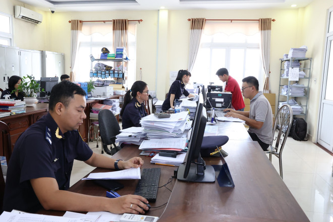Bộ phận 1 cửa Chi Cục Hải quan Khu công nghiệp Trảng Bàng hỗ trợ doanh nghiệp sử dụng hệ thống dịch vụ công trực tuyến. (Ảnh: Thanh Tân/ TTXVN) TTXVN_1804haiquan2.jpg