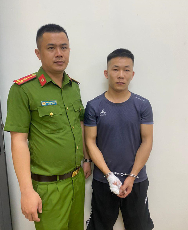 Công an bắt giữ nghi phạm Nguyễn Minh Toàn. (Ảnh: TTXVN phát) TTXVN_1804cuoptiemvang2.jpg