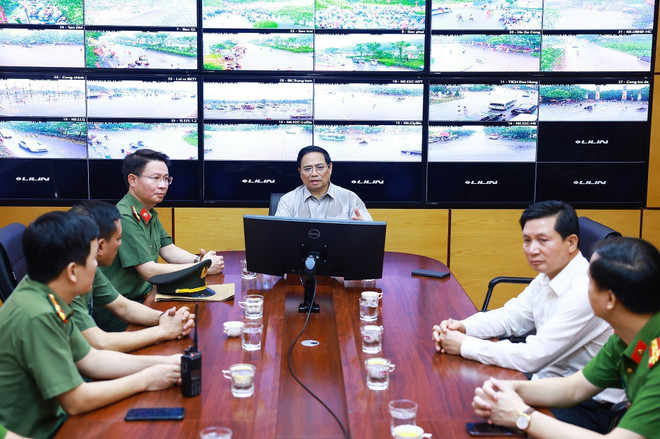 Thủ tướng Phạm Minh Chính làm việc với Trung tâm Chỉ huy Công an tỉnh Phú Thọ về công tác đảm bảo an ninh trật tự trong dịp Giỗ Tổ Hùng Vương và trên địa bàn tỉnh. (Ảnh: Dương Giang/TTXVN) TTXVN_1804Thutuong14.jpg