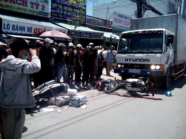 Xe tải đâm liên hoàn bốn xe máy làm 4 người thương vong ảnh 1