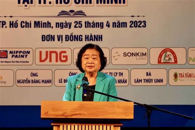 Bà Trương Mỹ Hoa, nguyên Phó Chủ tịch nước, Chủ tịch Quỹ Học bổng Vừ A Dính, Chủ nhiệm Câu lạc bộ "Vì Hoàng Sa-Trường Sa thân yêu" phát biểu tại lễ trao học bổng. (Ảnh: Hồng Giang/TTXVN) TP.HCM trao học bổng Vừ A Dính cho học sinh-sinh viên vượt khó ảnh 2