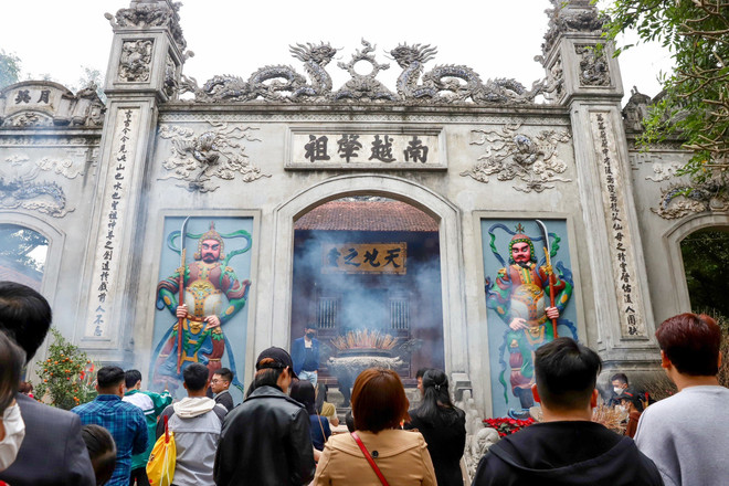 Người dân hành hương về Giỗ Tổ tại Điện Kính Thiên trên đỉnh núi Nghĩa Linh, Khu Di tích lịch sử Đền Hùng. (Nguồn: Vietnam+) Về nơi cội nguồn của dân tộc - Khu Di tích lịch sử Đền Hùng ảnh 1