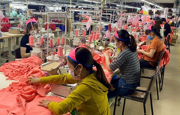 Hoạt động sản xuất tại một doanh nghiệp dệt may ở Thừa Thiên-Huế. (Ảnh: Mai Trang/TTXVN) Gỡ triệt để "nút thắt" cho khu vực kinh tế tư nhân phát triển ảnh 1