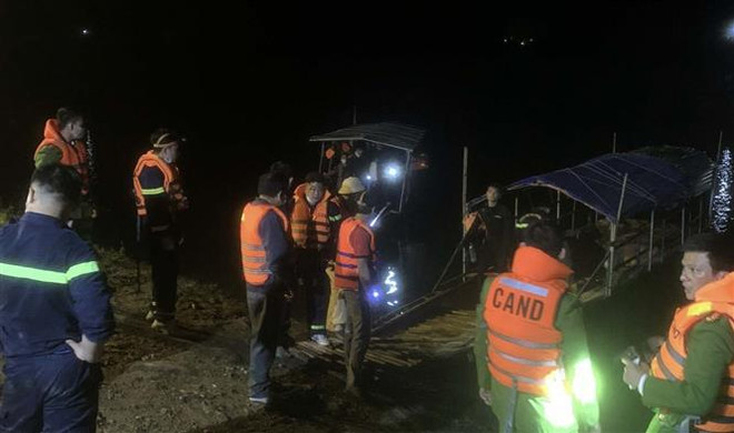 Lật thuyền trên sông Mã, ba thành viên trong một gia đình mất tích ảnh 1