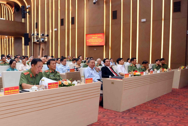 Tổng Bí thư, Chủ tịch nước Tô Lâm và các đại biểu tham dự buổi gặp mặt. (Ảnh: TTXVN phát) ttxvn_to lam gap mat can bo (2)_resize.jpg
