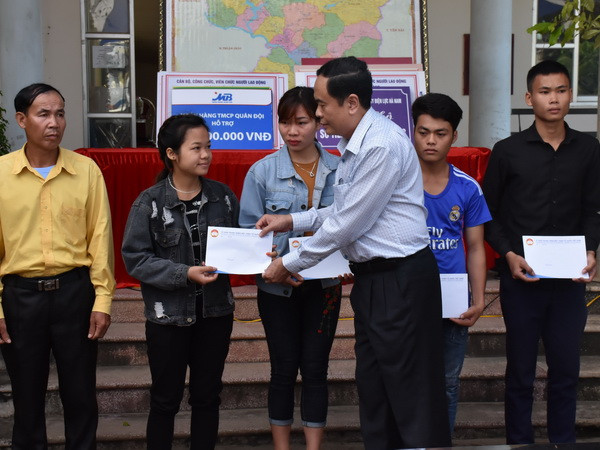 Chủ tịch MTTQ Việt Nam Trần Thanh Mẫn thăm hỏi, động viên và trao 55 triệu đồng cho 11 em học sinh thuộc các gia đình bị thiệt hại trong trận lũ quét tại huyện Mường La, tỉnh Sơn La. (Ảnh: Nguyễn Chiến/TTXVN) Chủ tịch MTTQ thăm hỏi các gia đình bị thiệt hại do lũ quét ảnh 1