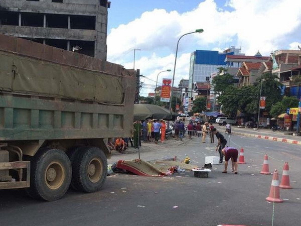 TP.HCM: Va chạm với xe tải, ba người đi trên xe máy tử vong ảnh 1