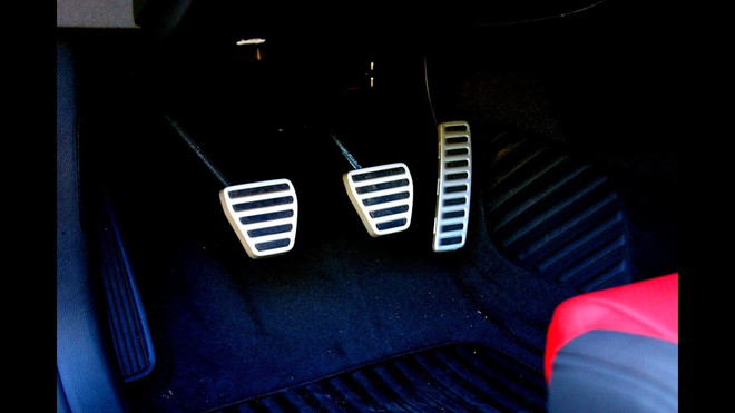 Những lưu ý giúp tài xế tránh việc đạp nhầm chân ga và phanh xe ôtô ảnh 1