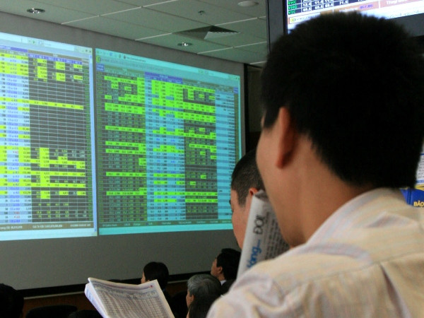 Nhóm cổ phiếu ngân hàng, tiện ích “giải cứu” VN-Index về cuối phiên ảnh 1